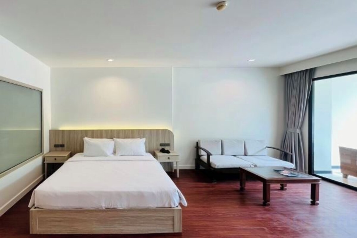 Luxe beddengoed, een minibar, een kluis op de kamer, een bureau