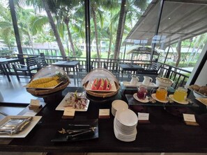 Petit déjeuner buffet servi tous les jours en supplément