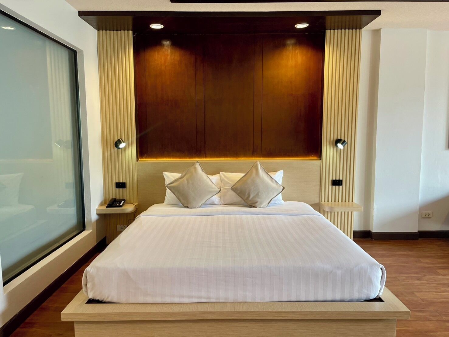 Habitación Deluxe | Ropa de cama de alta calidad, minibar, caja fuerte y escritorio