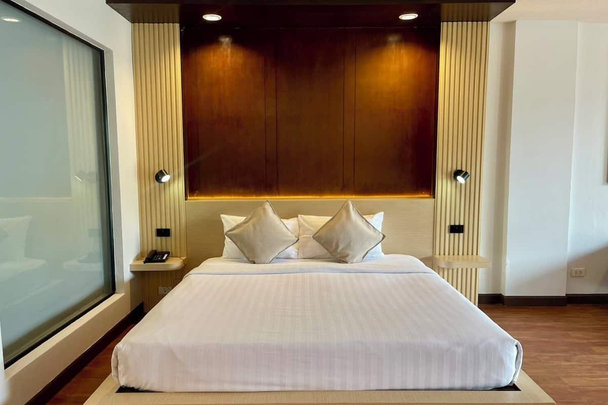 Habitación Deluxe | Ropa de cama de alta calidad, minibar, caja fuerte y escritorio