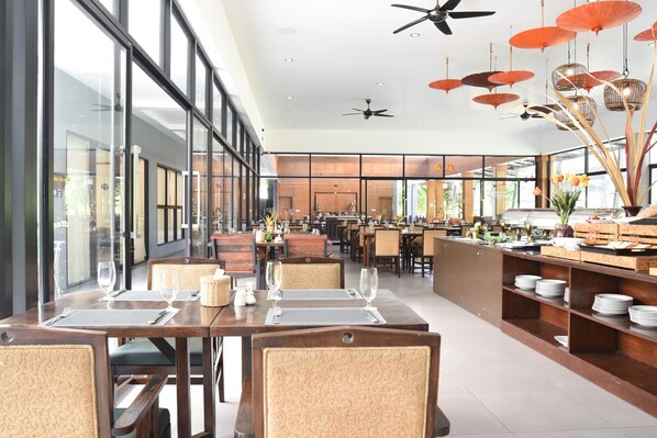 Breakfast, lunch, dinner served; international cuisine, pool views 