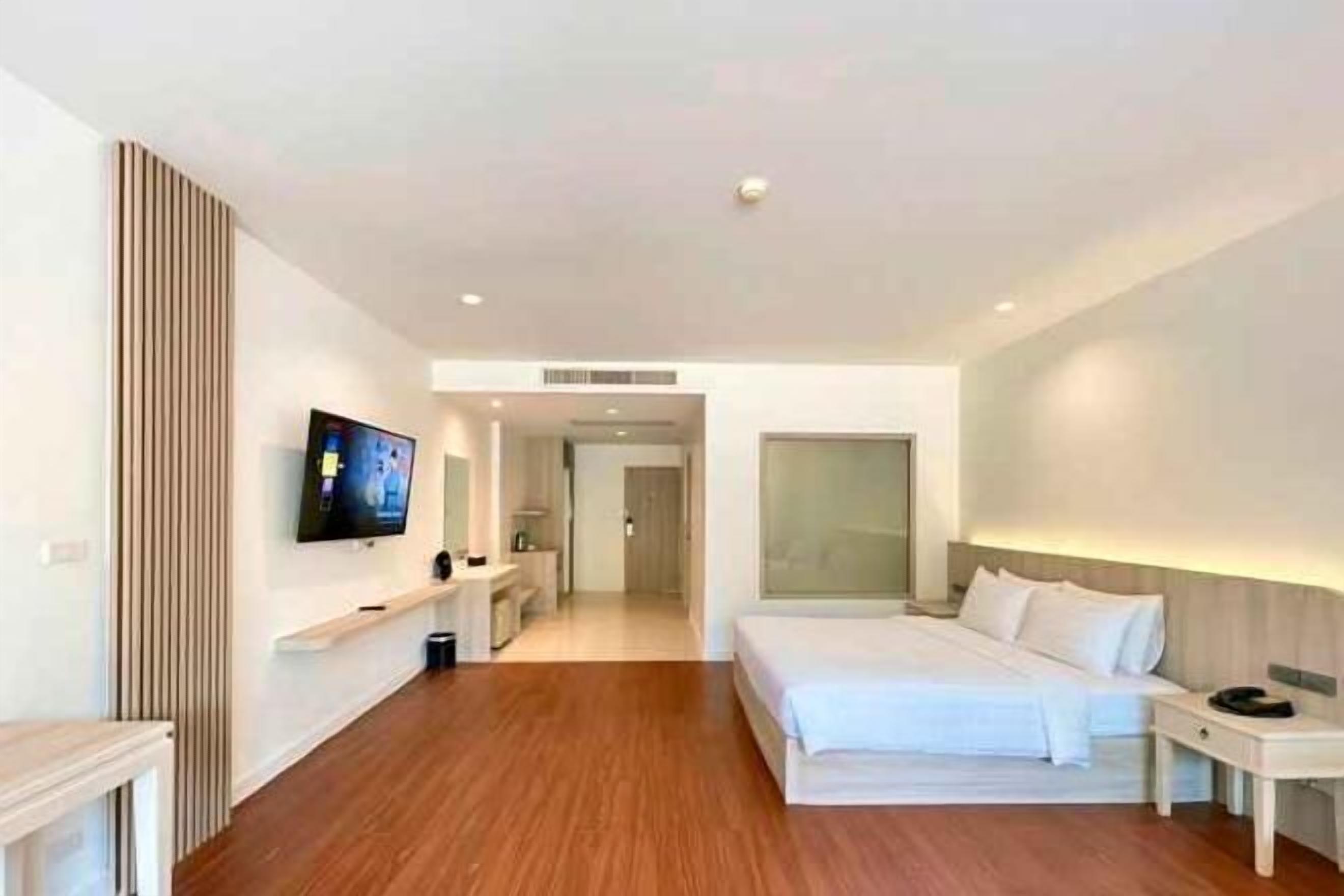 Peralatan tempat tidur premium, bar mini, peti besi dalam bilik, meja 