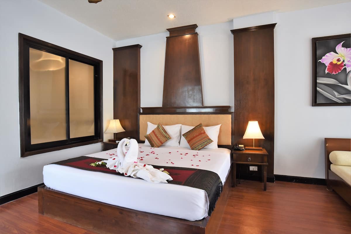1 bedroom, premium bedding, minibar, in-room safe