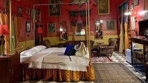 A room with a four-poster bed, a large mirror, and a television. - Hotel Bhairon Vilas (Bikaner)