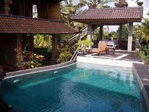 Una piscina al aire libre