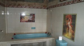 Quarto standard | Banheiro | Chuveiro, produtos de toalete grátis, chinelos, bidê