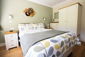 Habitación doble estándar | Tabla de planchar con plancha, wifi gratis y ropa de cama 