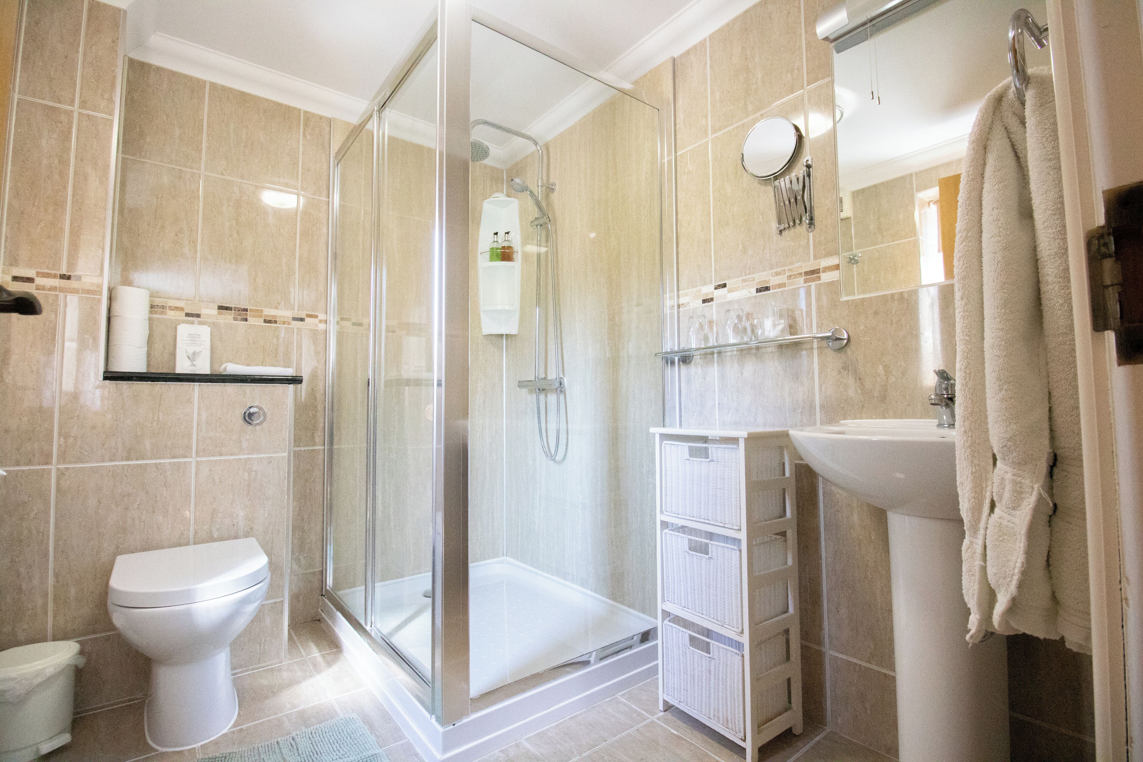 Kamar Double atau Twin Superior | Kamar mandi | Perlengkapan mandi gratis dan handuk