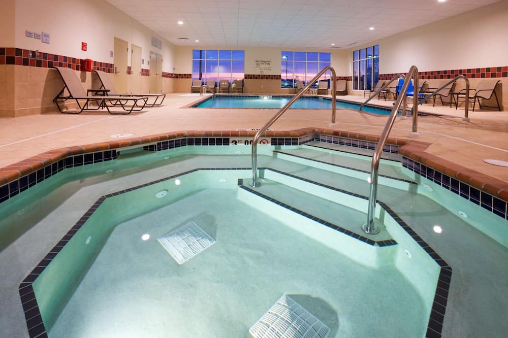 Hampton Inn & Suites Minot Airport