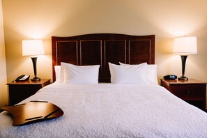 Una cassaforte in camera, una scrivania, ferro/asse da stiro