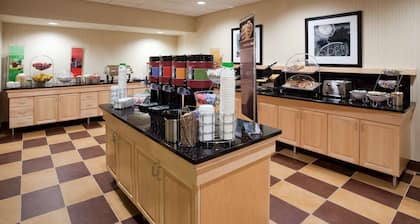 Hampton Inn & Suites Minot Airport
