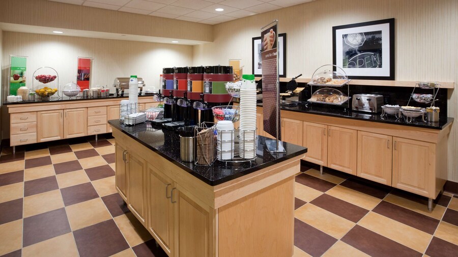 Hampton Inn & Suites Minot Airport