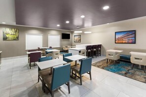 Free continental breakfast - La Quinta Inn & Suites by Wyndham Boutte (Boutte)
