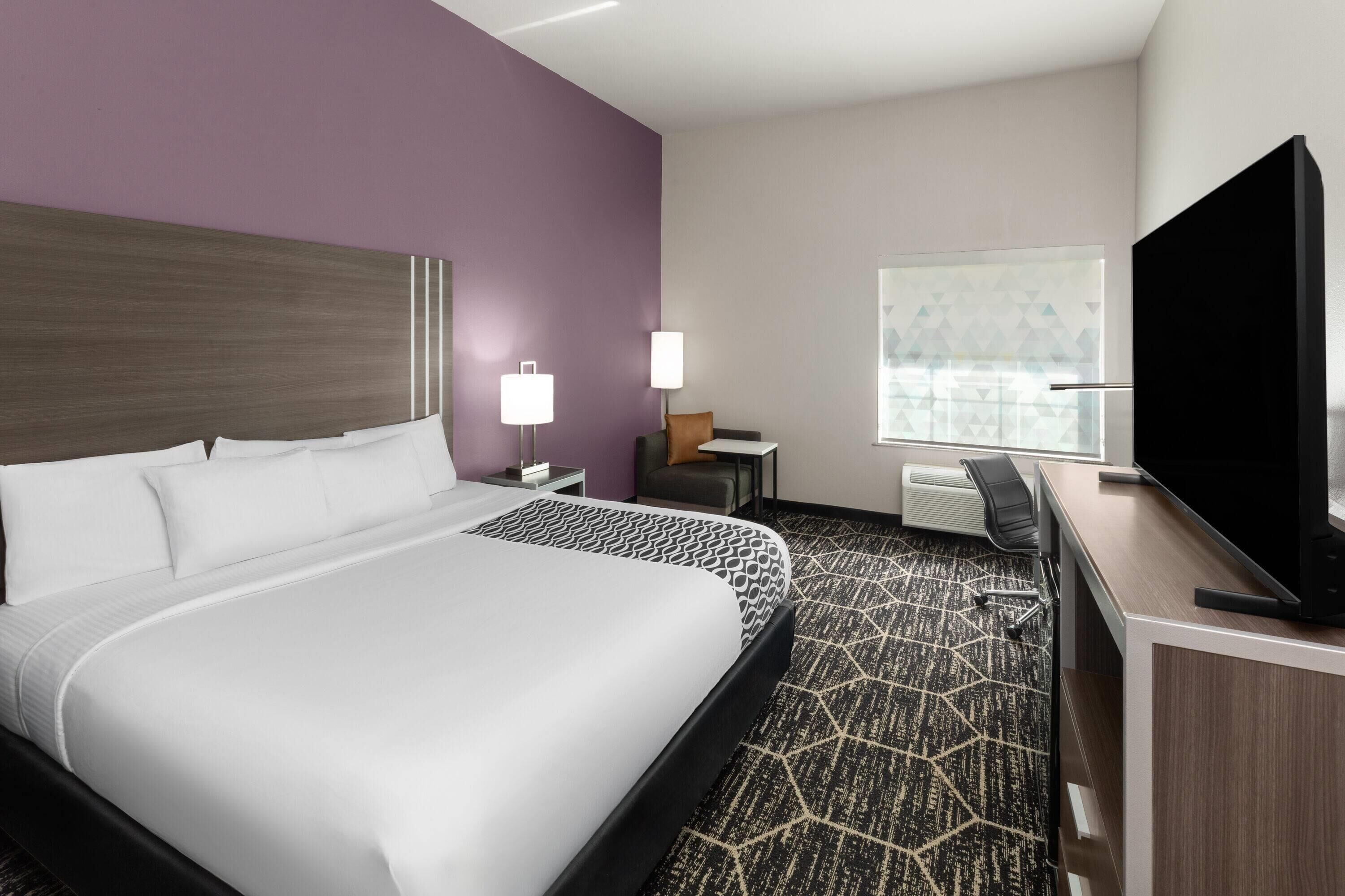 Hochwertige Bettwaren, Schreibtisch, Bügeleisen/Bügelbrett