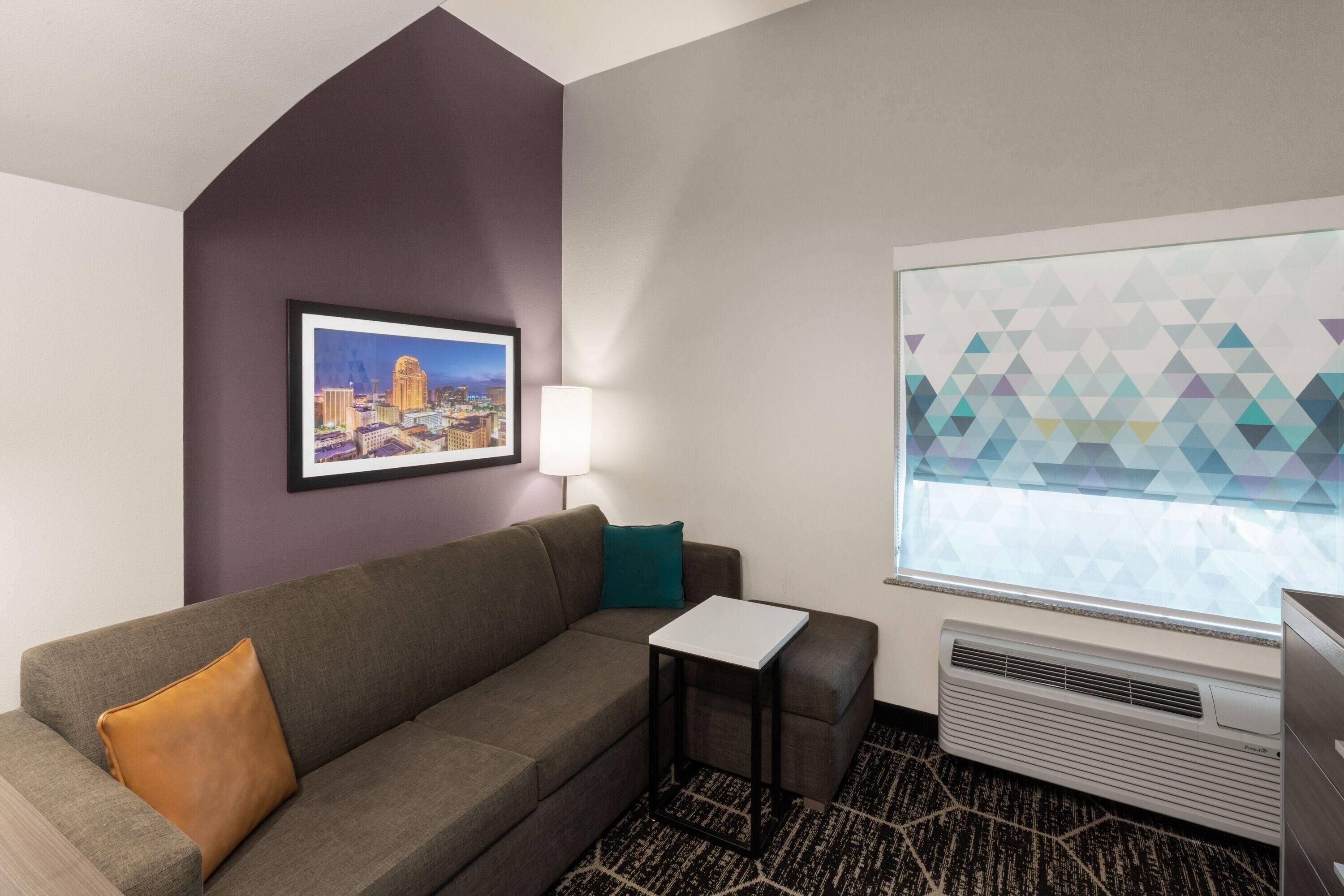 Sengetøy av topp kvalitet, skrivebord og strykejern/-brett