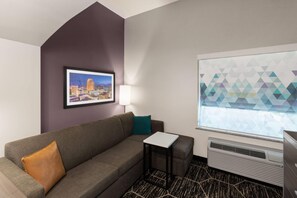 Sengetøy av topp kvalitet, skrivebord og strykejern/-brett