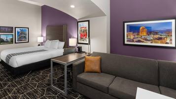 Rom – deluxe, 1 kingsize-seng med sovesofa, tilgjengelighetstilpasset (Mobility Accessible) | Sengetøy av topp kvalitet, skrivebord og strykejern/-brett