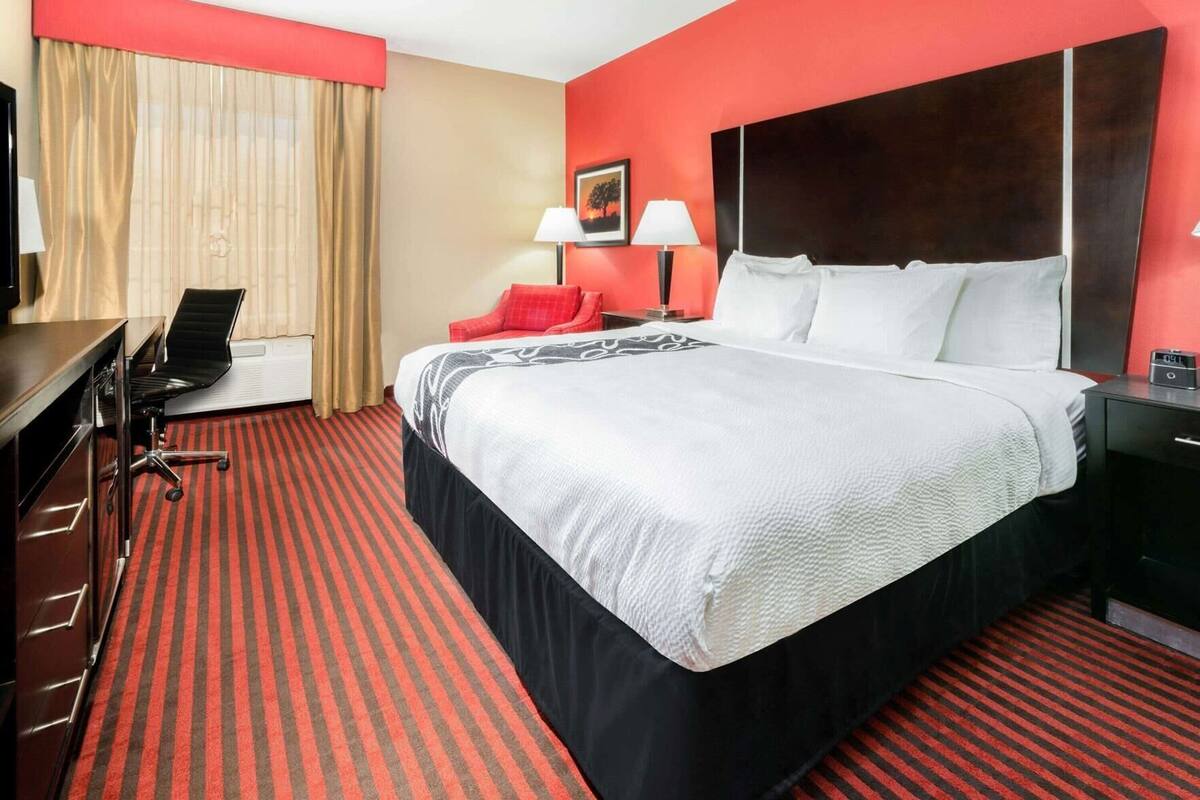 Premium bedding, desk, iron/ironing board, free cribs/infant beds