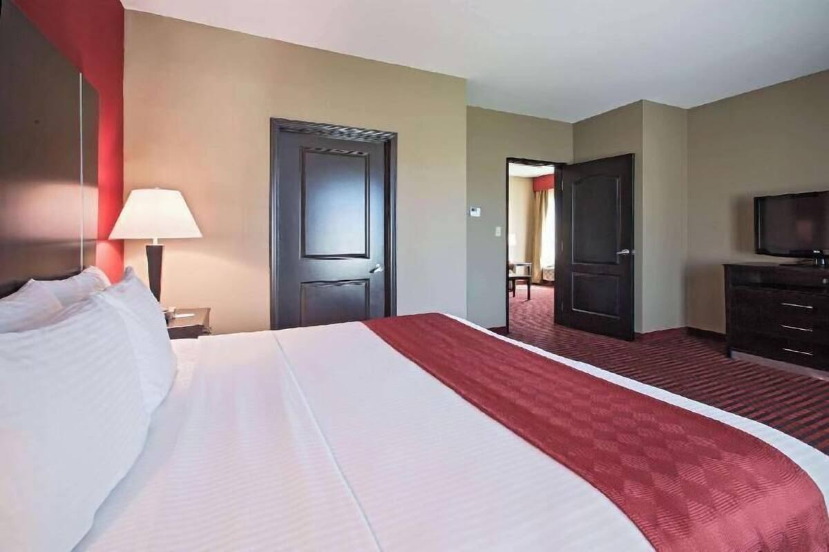 Premium bedding, desk, iron/ironing board, free cribs/infant beds