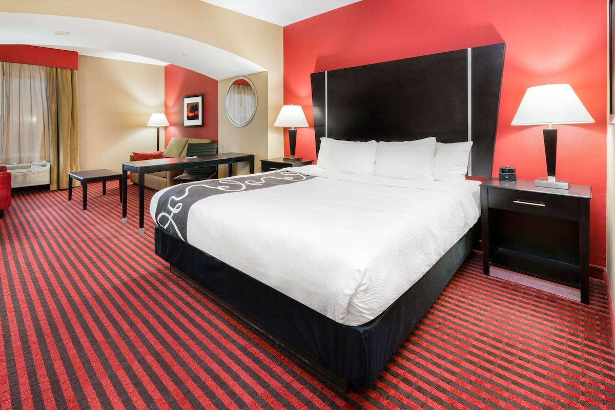 Deluxe Room, 1 King Bed, Non Smoking | Premium bedding, desk, iron/ironing board, free cribs/infant beds