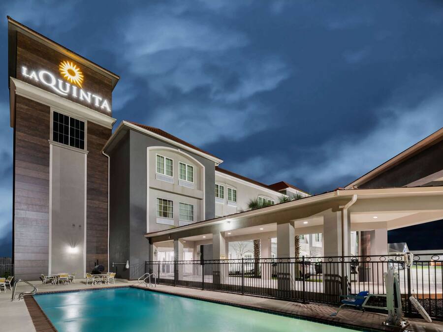 Una piscina al aire libre de temporada