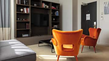 In-room safe, soundproofing, iron/ironing board, free WiFi