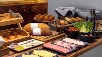 Desayuno buffet (GBP 17.50 por persona)