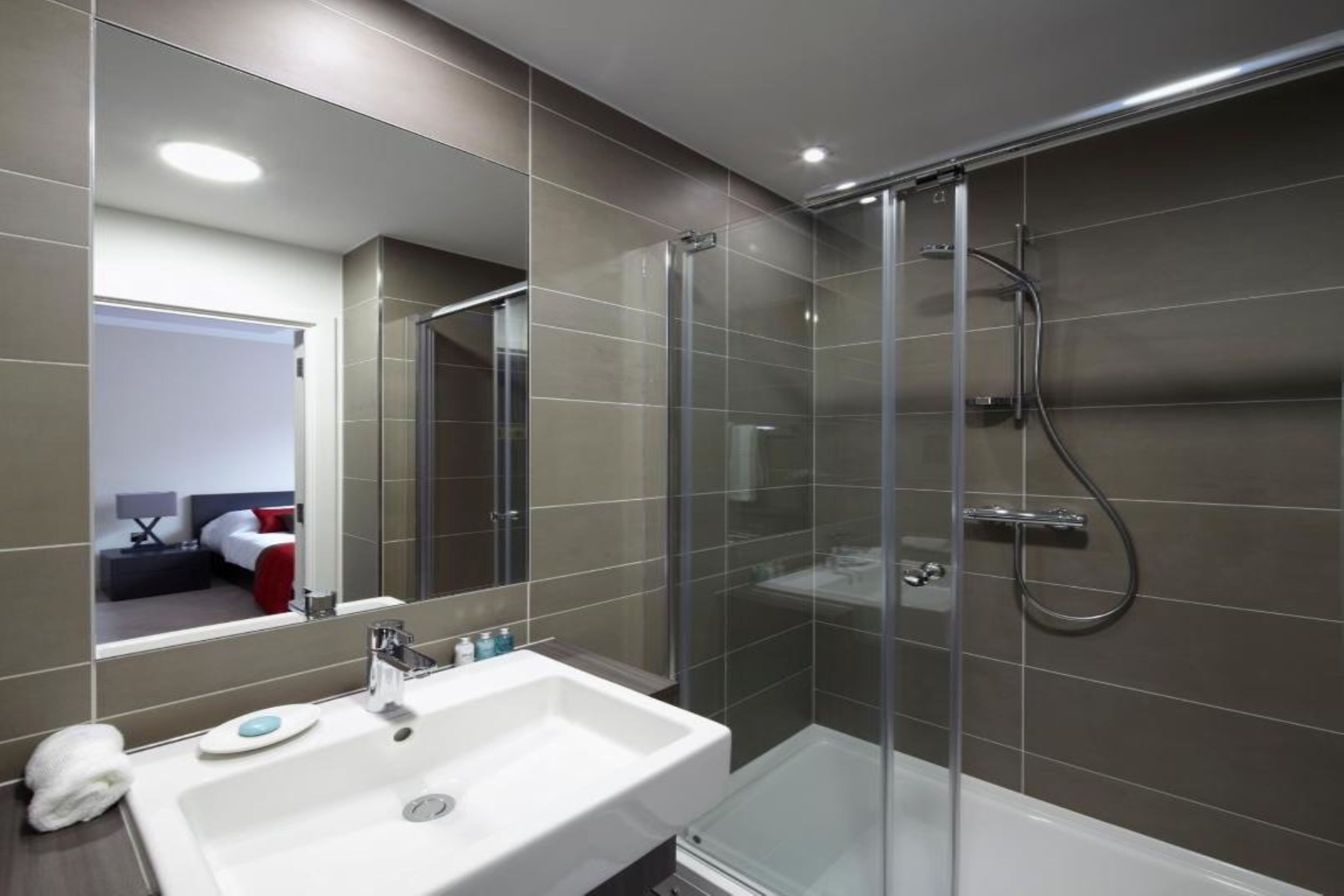 standard double room | bathroom | free toiletries, hair dryer, towels