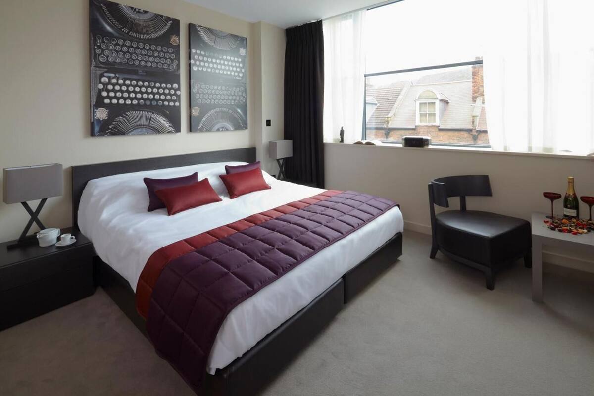 In-room safe, soundproofing, iron/ironing board, free WiFi