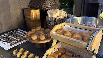Desayuno buffet diario (GBP 17.50 por persona)