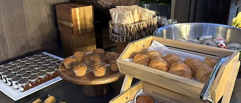 Se ofrece un desayuno bufé (17.50 GBP por persona)