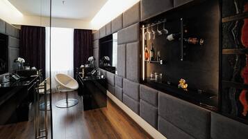 Habitación estándar con 1 cama matrimonial o 2 individuales | Baño | Amenidades de baño de diseñador, secadora de cabello, batas, pantuflas