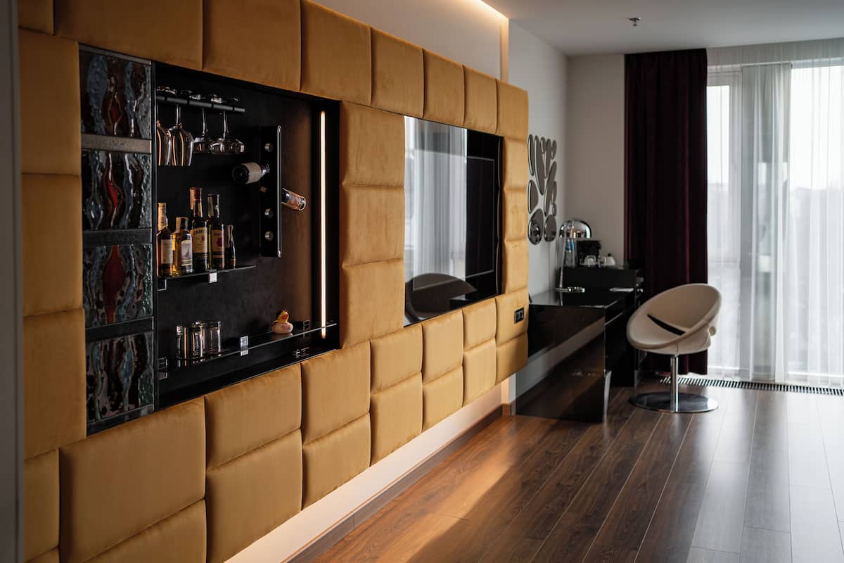 Deluxe tweepersoonskamer | Een minibar, een kluis op de kamer, individueel gemeubileerd, een bureau