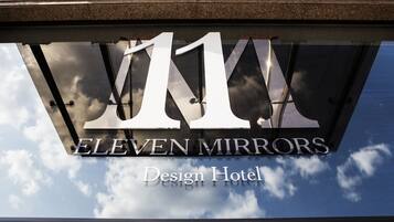 Een hotelschild met de naam 'ELEVEN MIRRORS Design Hotel'.