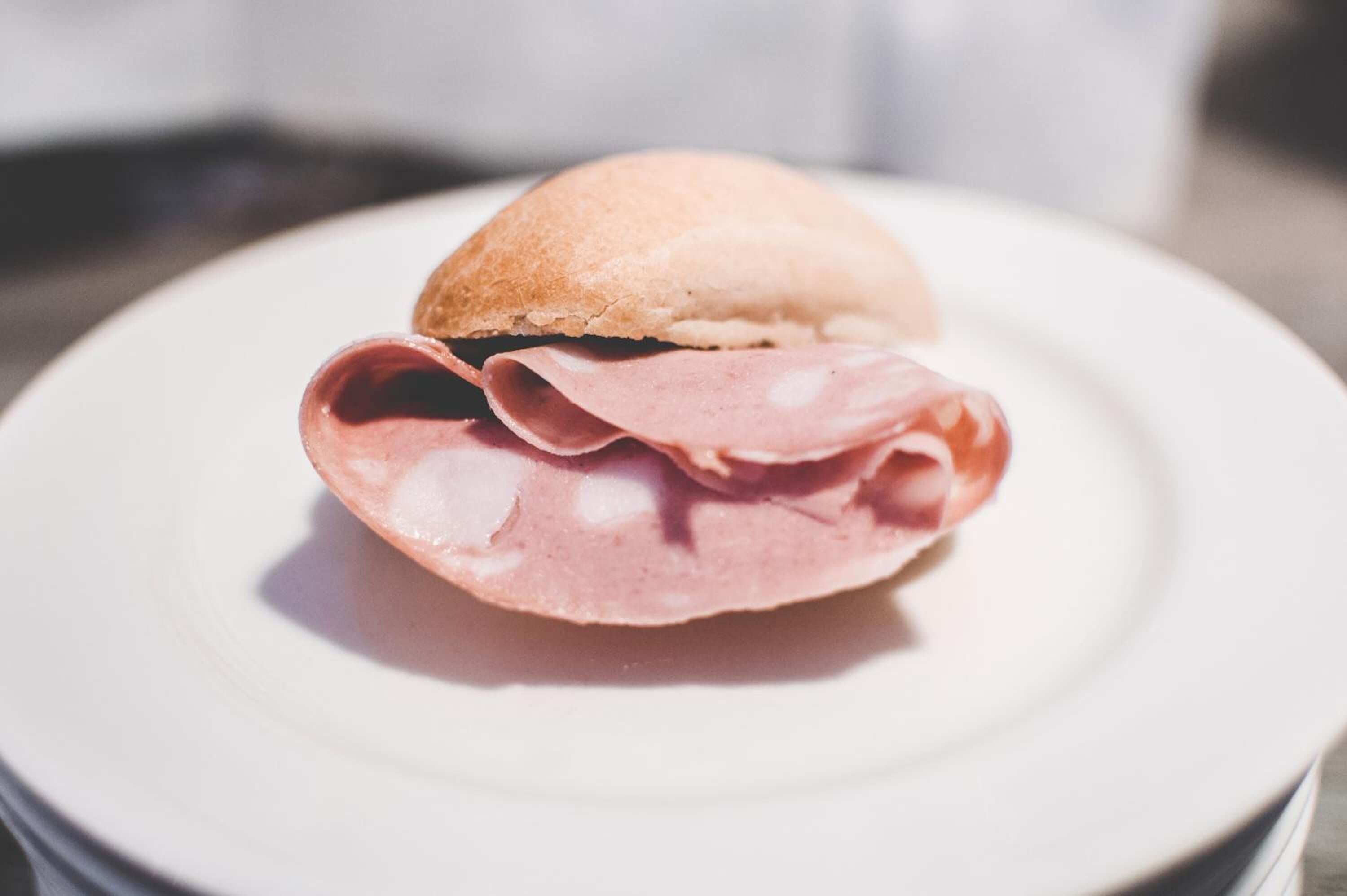 Ein Sandwich auf einem weißen Teller.