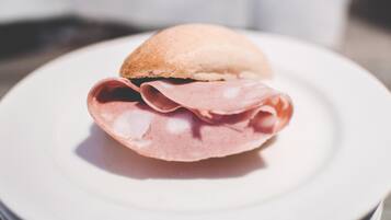 Ein Sandwich auf einem weißen Teller.