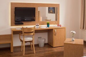 客房内保险箱、办公桌、免费 WiFi、床单