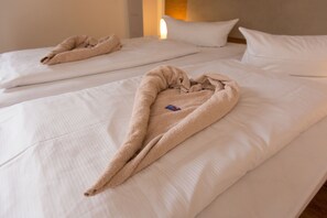 客房内保险箱、办公桌、免费 WiFi、床单