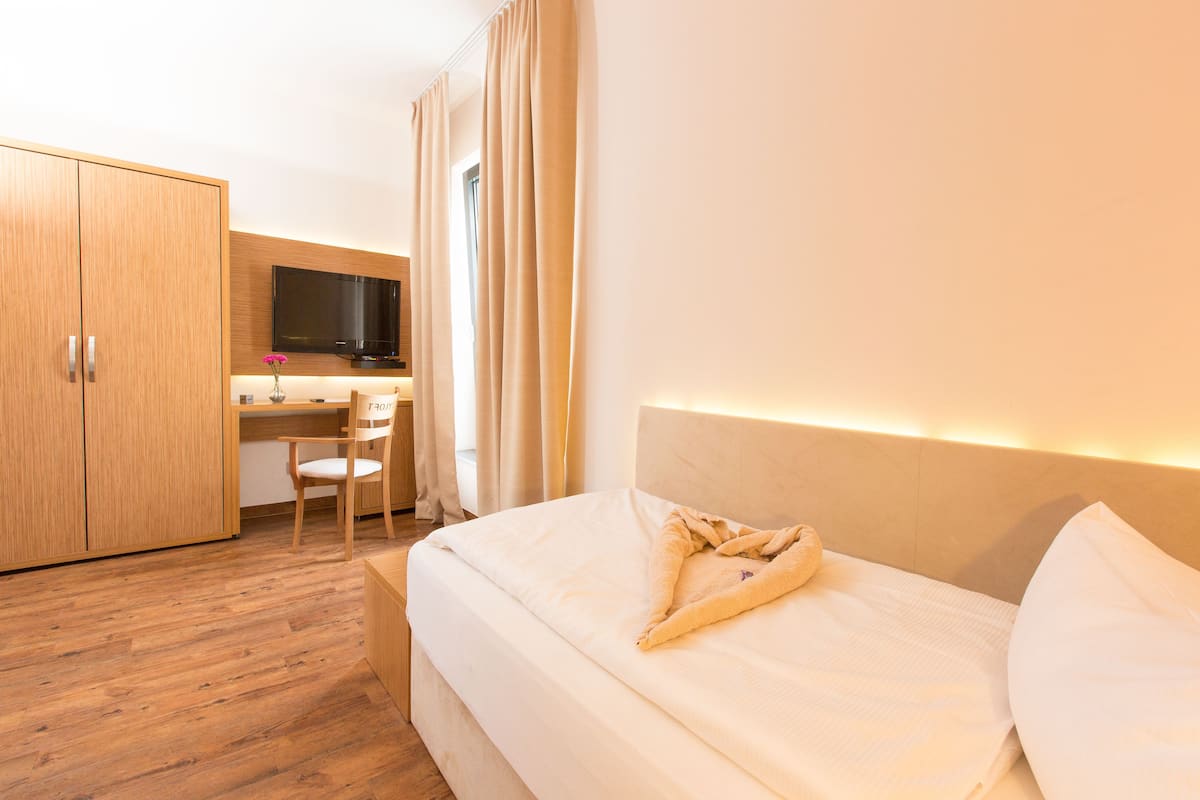 Habitación individual | Caja fuerte, escritorio, wifi gratis y ropa de cama