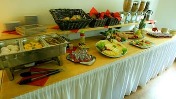 Café da manhã com buffet diário (EUR 9.90 por pessoa)