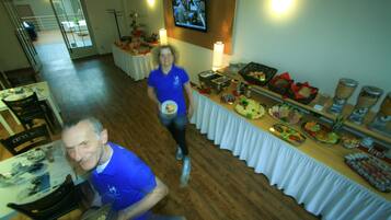 Dagelijks ontbijtbuffet (EUR 9.90 per persoon)