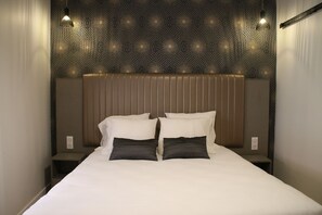 Superior Double Room | Pillowtop beds, in-room safe, desk, blackout drapes - Hotel Saint Vincent (Lyon)