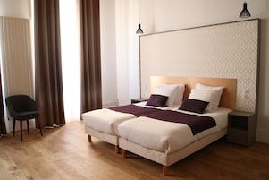 Colchones con pillow-top y caja de seguridad en la habitación