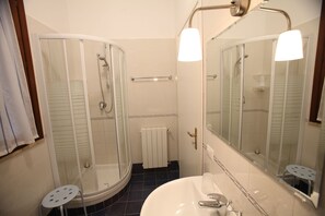 Family Quadruple Room, 1 Double Bed with Sofa bed, Private Bathroom, City View | Bathroom