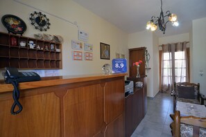 Check-in/check-out kiosk - Feeloxenia Corfu Apartments (Corfu)