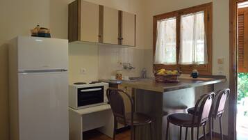 Apartment, 2 Bedrooms | In-room safe, individually decorated, individually furnished, desk