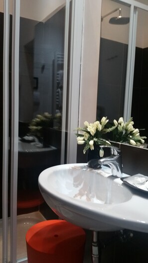 Bathroom sink - InnVatican (Rome)