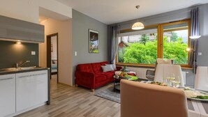Eine moderne Wohnung mit Küche, Essbereich und Wohnzimmer.