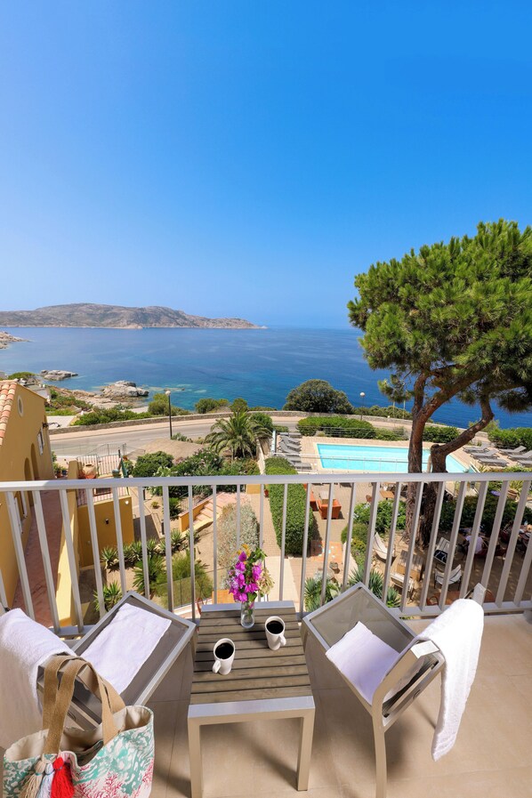 Habitación triple panorámica, balcón, vista al mar | Vista desde la habitación