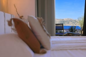 Chambre panoramique double, balcon, vue sur la mer | 2 chambres, literie de qualité, coffre-fort, décor unique